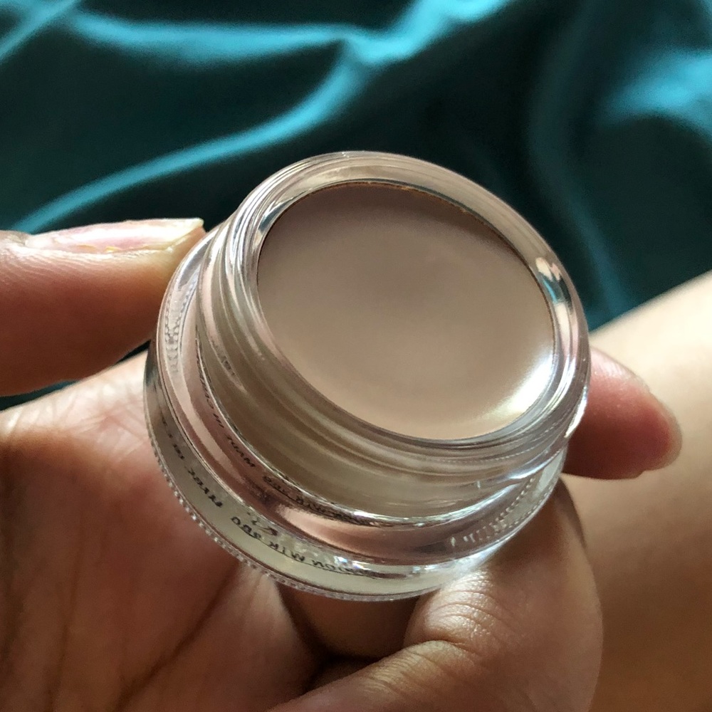 MAC paint pot in “Tailor Grey”